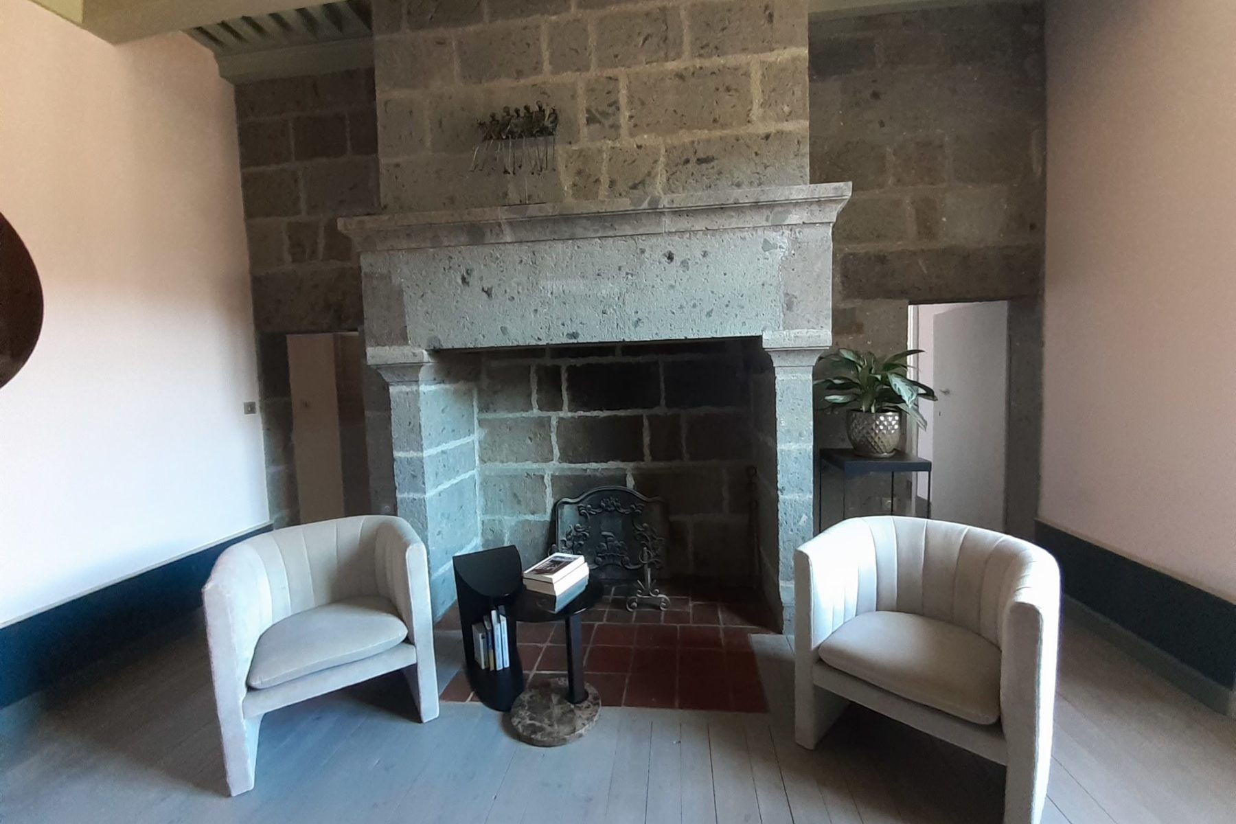 La suite Grande Cheminée de la Maison du Chevalier des Huttes, chambres et table d’hôtes à Vic sur Cère (Auvergne, Cantal, France) allie l’élégance au confort et à la fonctionnalité.