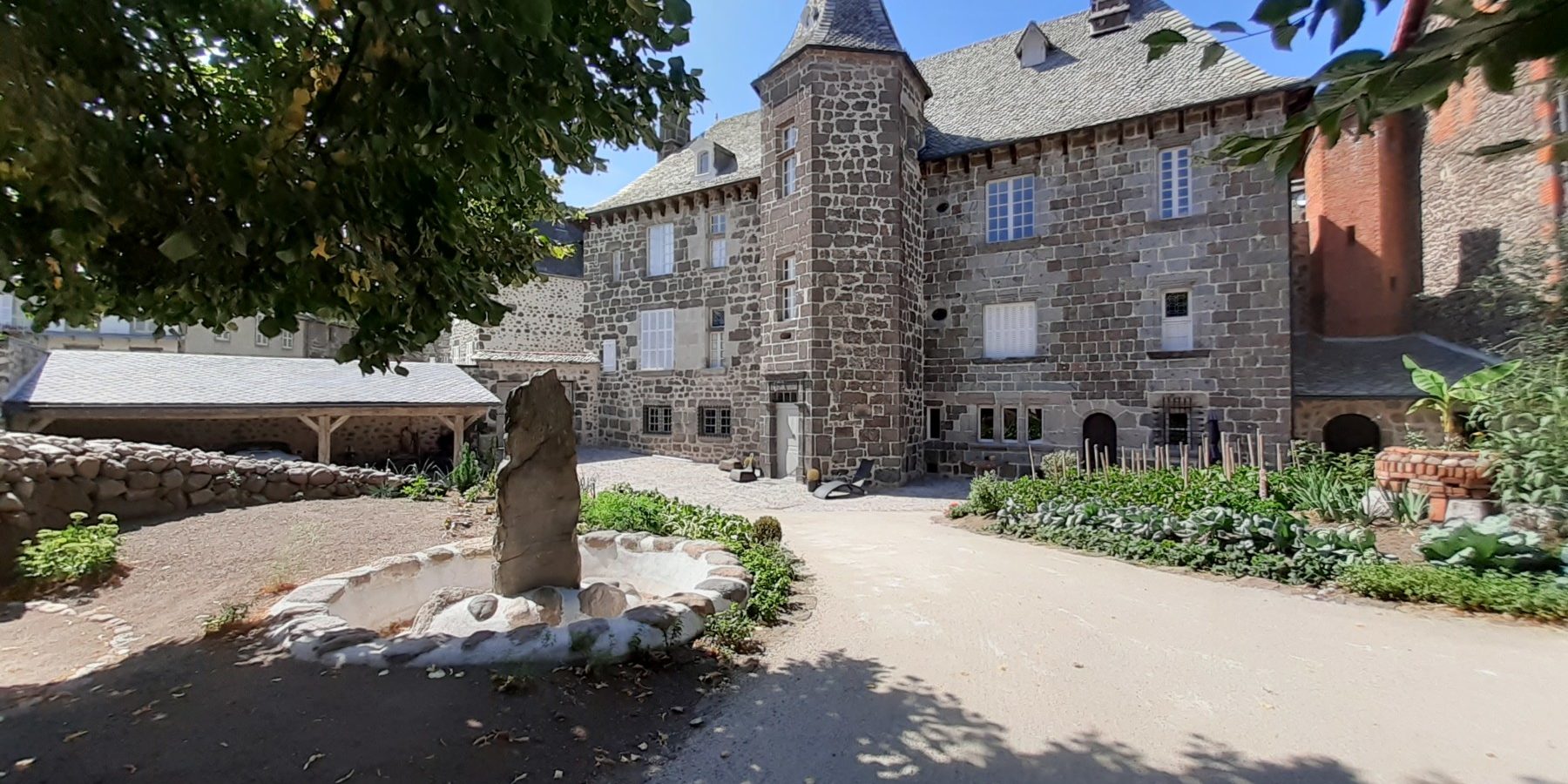 Parc paysager Maison du Chevalier des Huttes à Vic sur Cère
