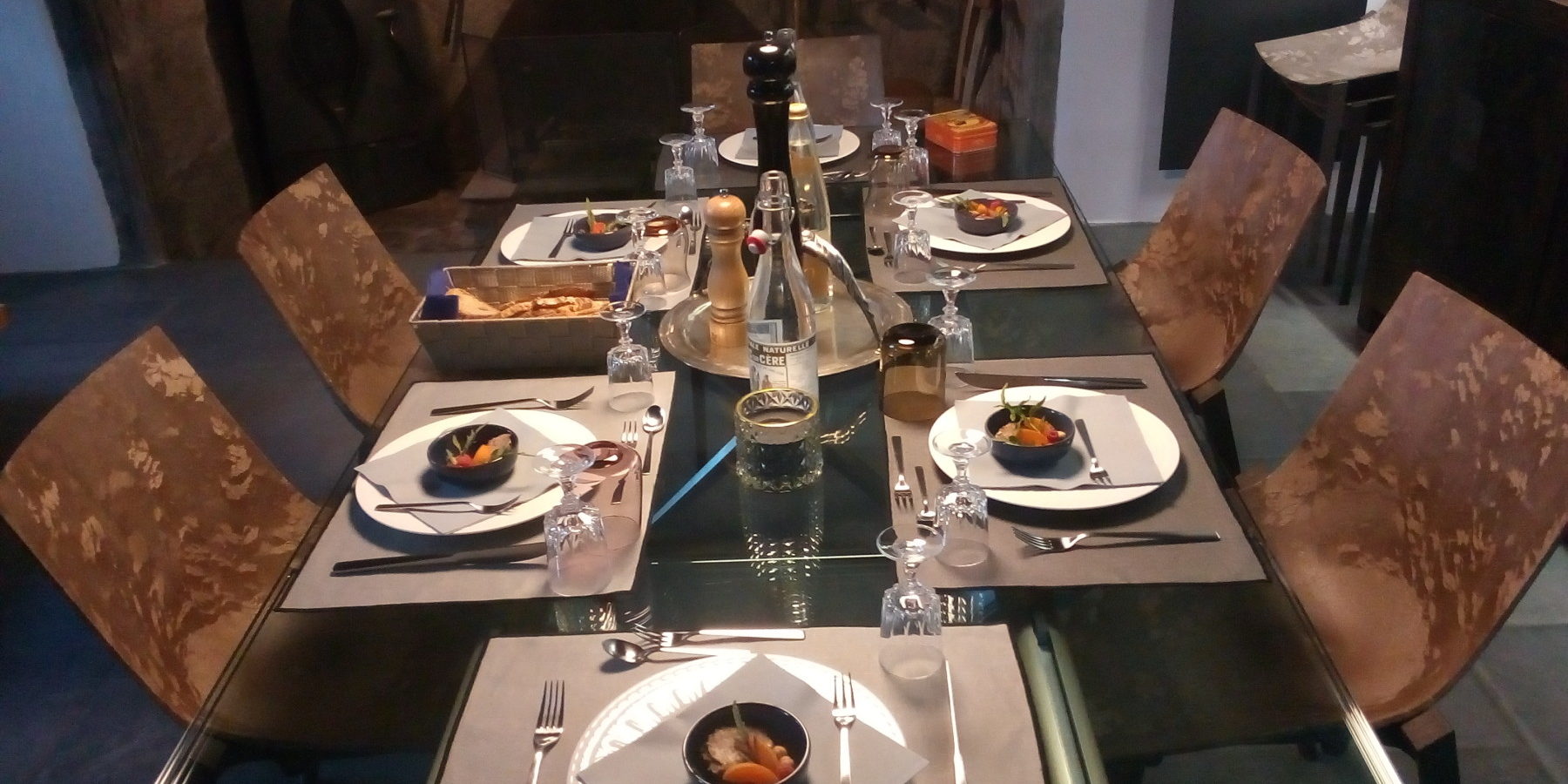 Table de diner à la Maison du Chevalier des Huttes à Vic sur Cère