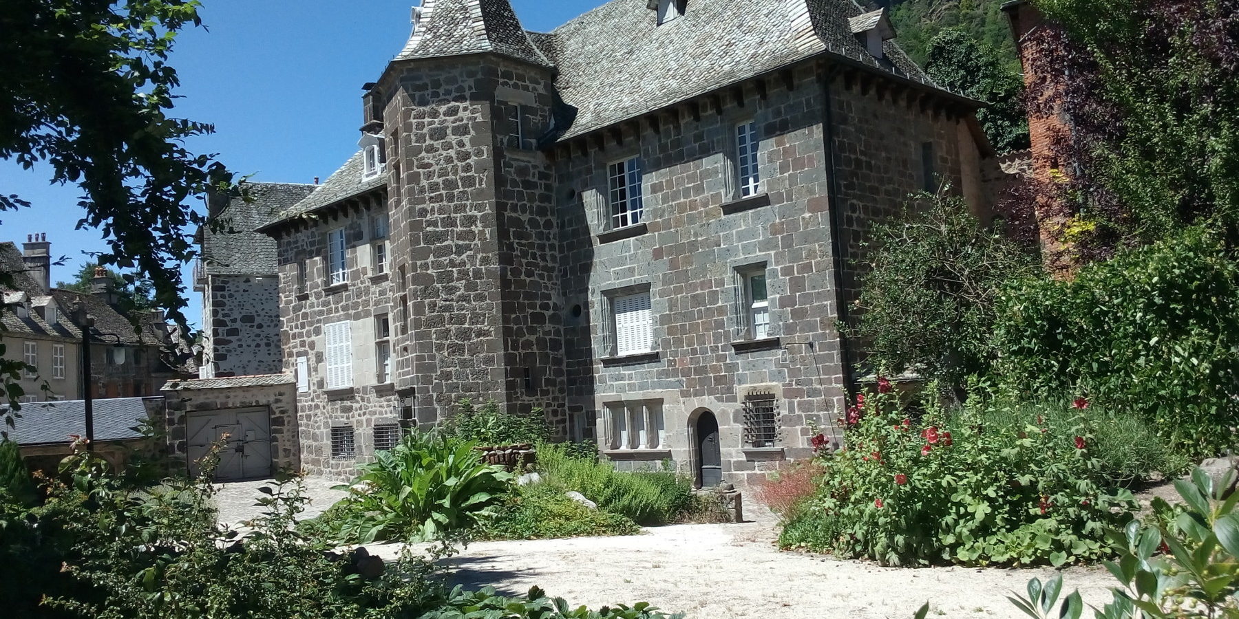 Jardin estival Maison du Chevalier des Huttes à Vic sur Cère