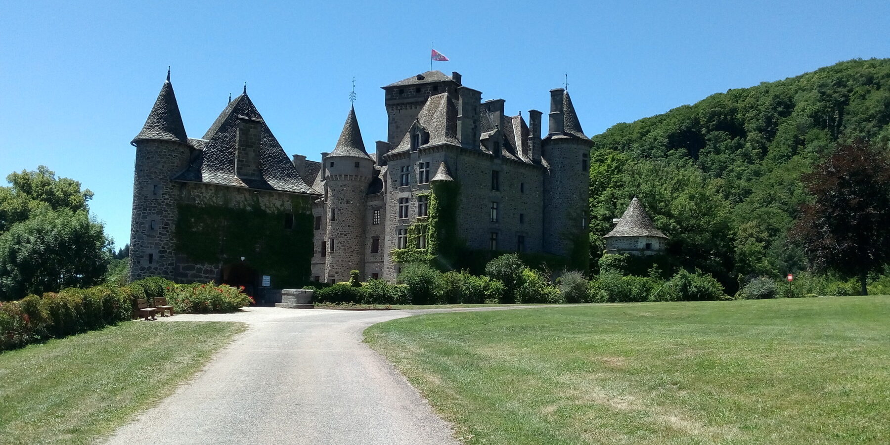 Château de Pesteils à quelques minutes de la Maison du Chevalier des Huttes à Vic sur Cère