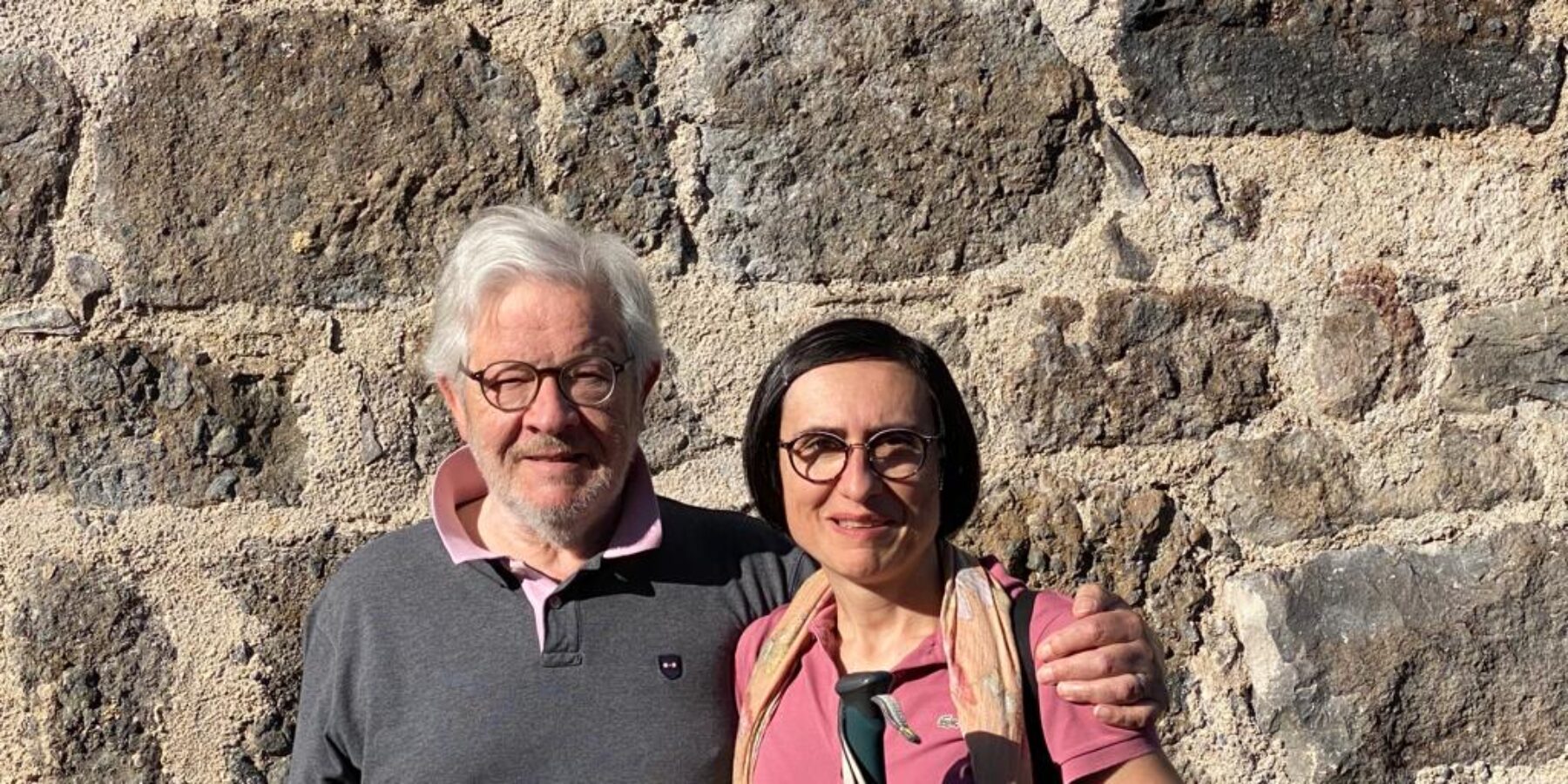 Karine et Angelo devant la Maison du Chevalier des Huttes à Vic sur Cère