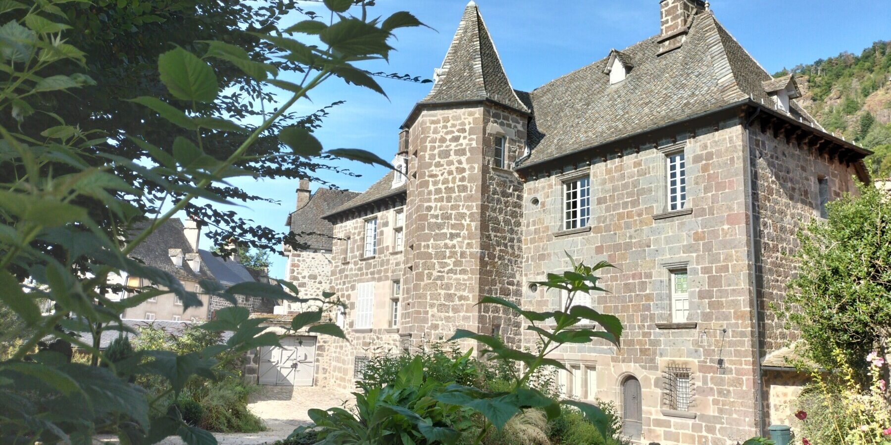 Vue depuis les framboisiers à la Maison du Chevalier des Huttes à Vic sur Cère