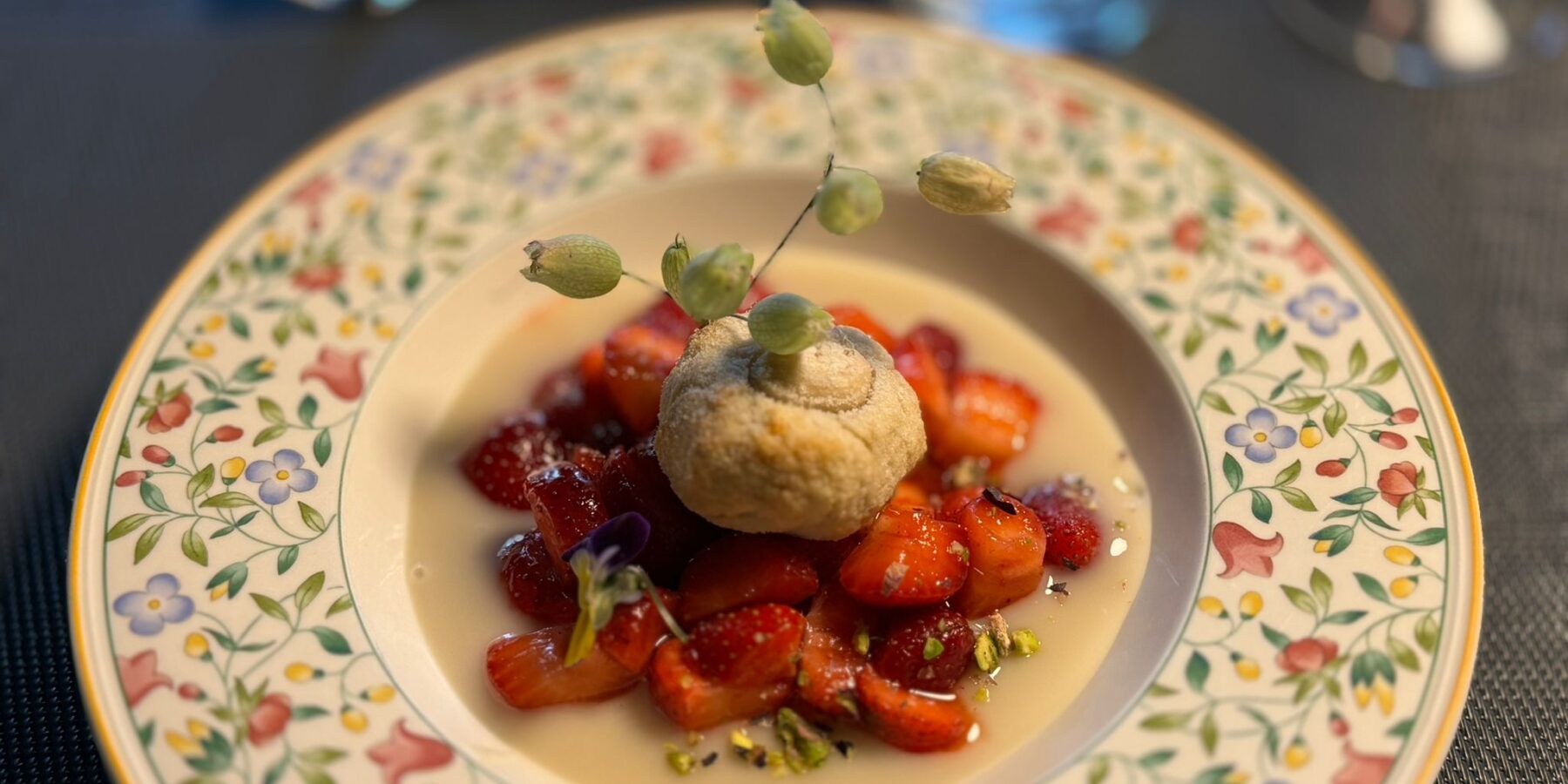 Dessert de fraises et crème amande à la Maison du Chevalier des Huttes à Vic sur Cère, Auvergne Rhone Alpe, Cantal, France