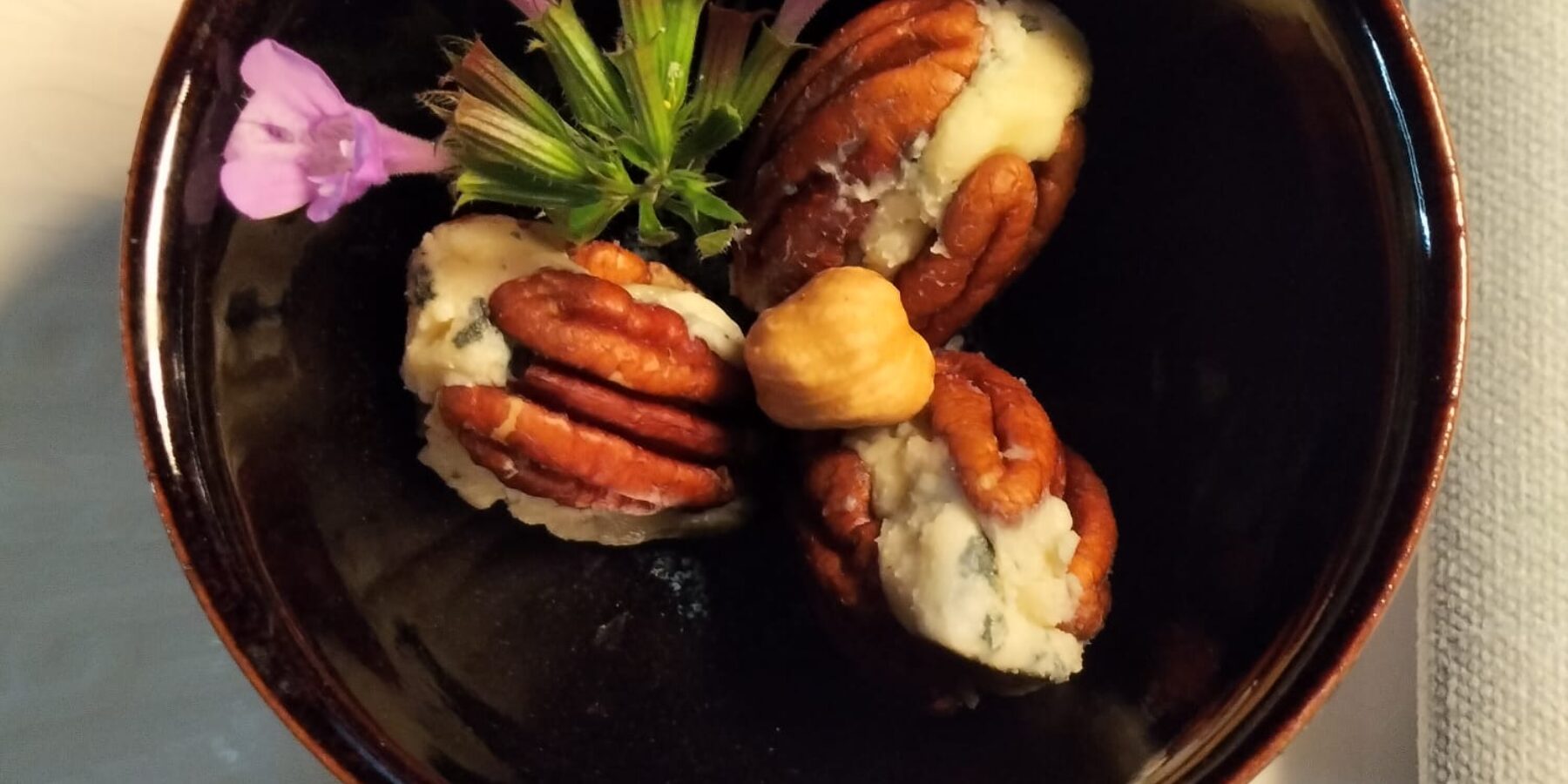 Amuse bouche pécan-bleu à la Maison du Chevalier des Huttes à Vic sur Cère (Auvergne Rhone Alpes, Cantal, France)