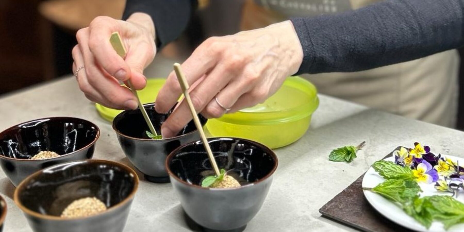 Préparation d'amuse bouche à la Maison du Chevalier des Huttes à Vic sur Cère, Auvergne Rhone Alpe, Cantal, France