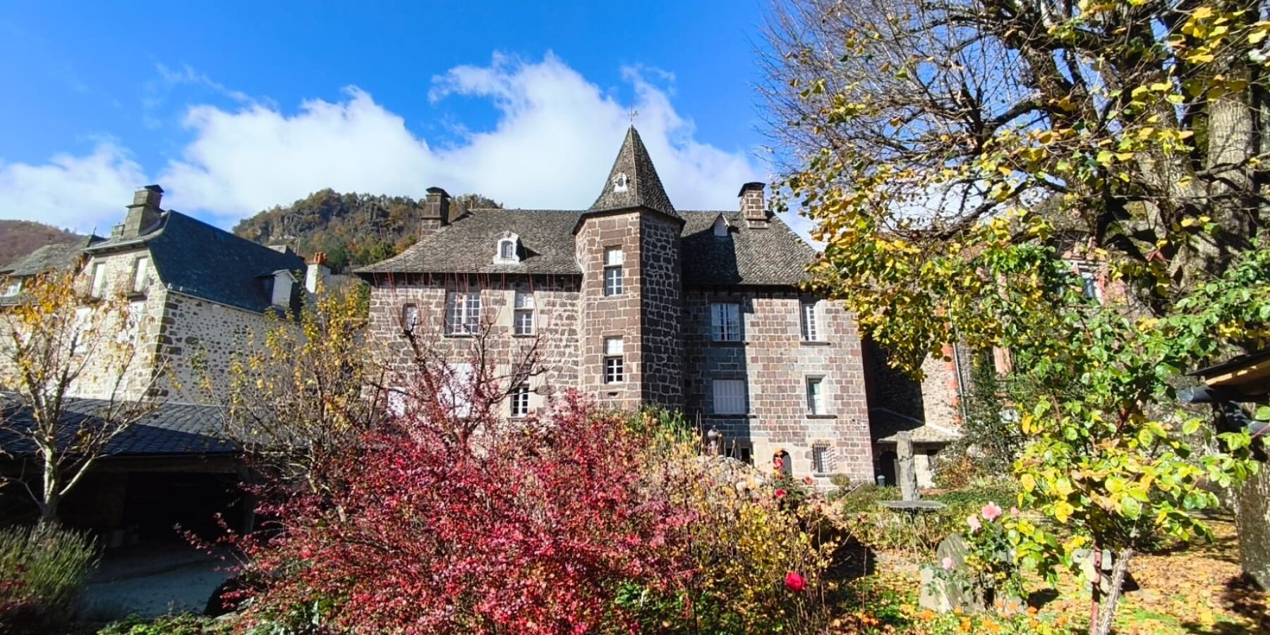 Automne à la Maison du Chevalier des Huttes à Vic sur Cère