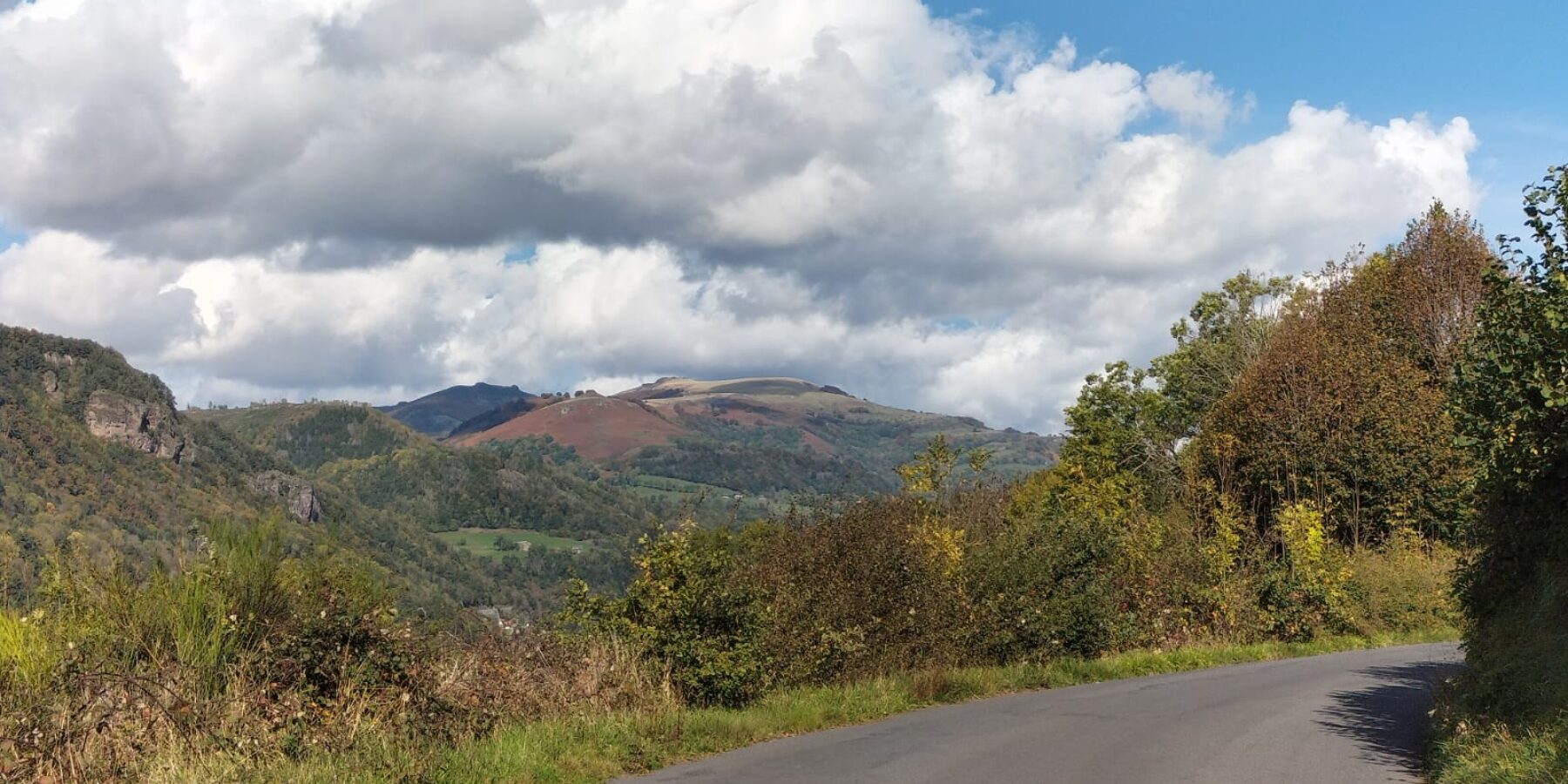 Balade depuis la Maison du Chevalier des Huttes au dessus de Vic sur Cère (Auvergne Rhone Alpes, Cantal, France)