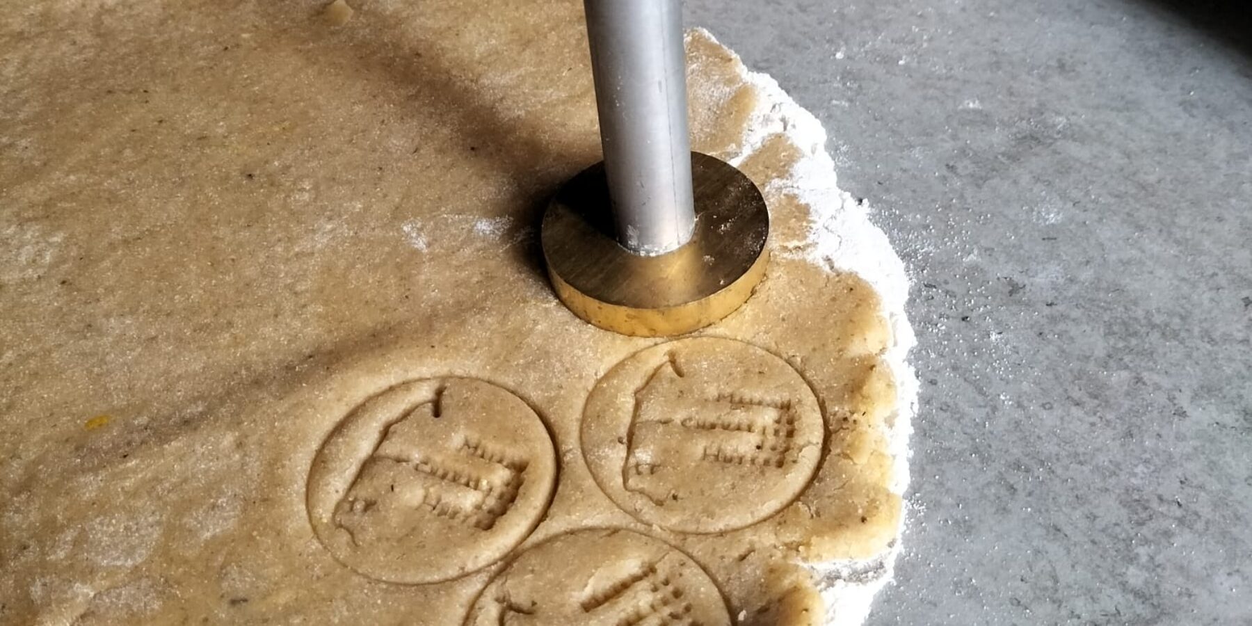 Préparation de biscuits à la Maison du Chevalier des Huttes à Vic sur Cère (Auvergne Rhone Alpes, Cantal, France)