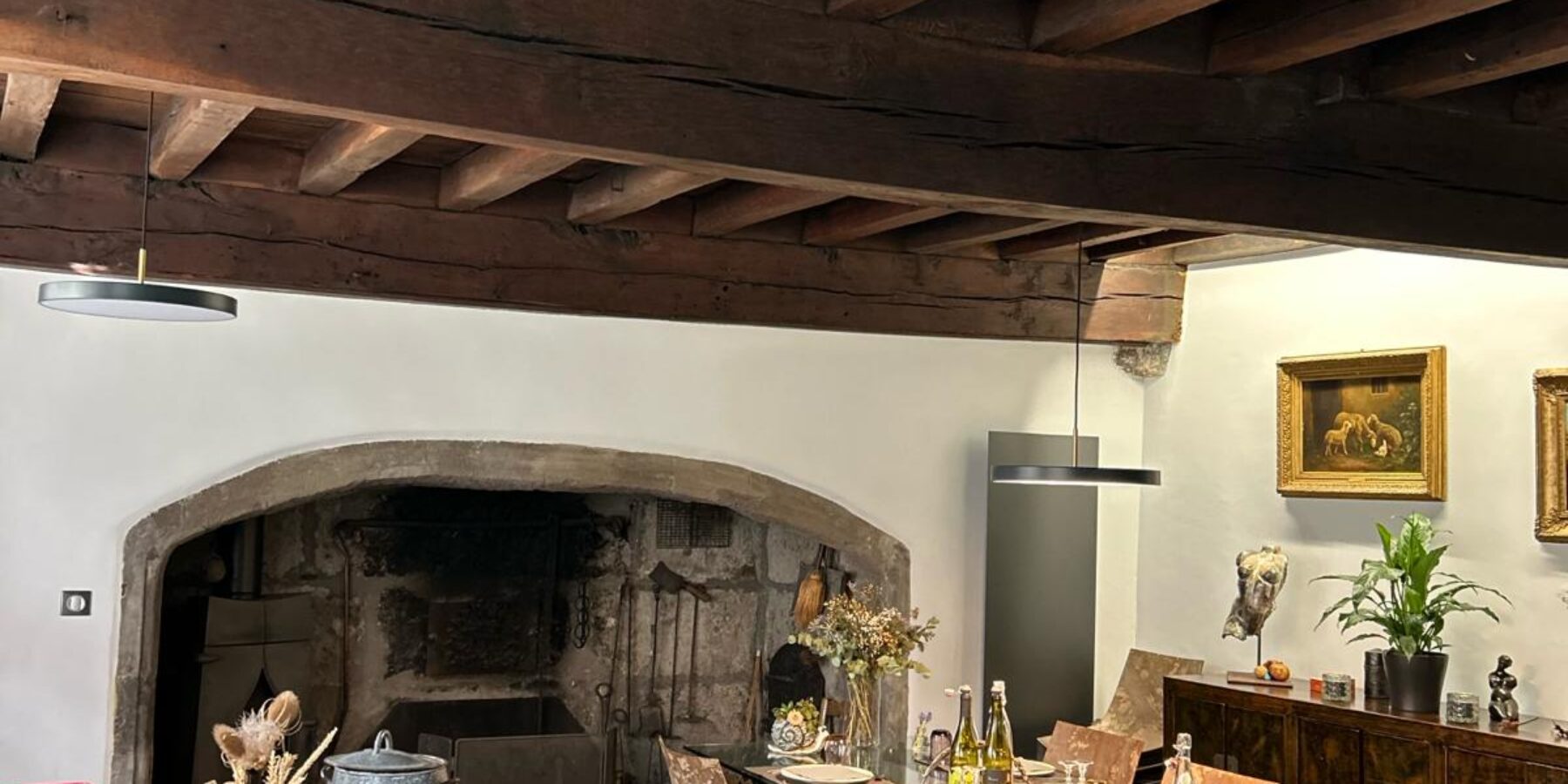 L'attente du repas à la Maison du Chevalier des Huttes à Vic sur Cère (Auvergne Rhone Alpes, Cantal, France)