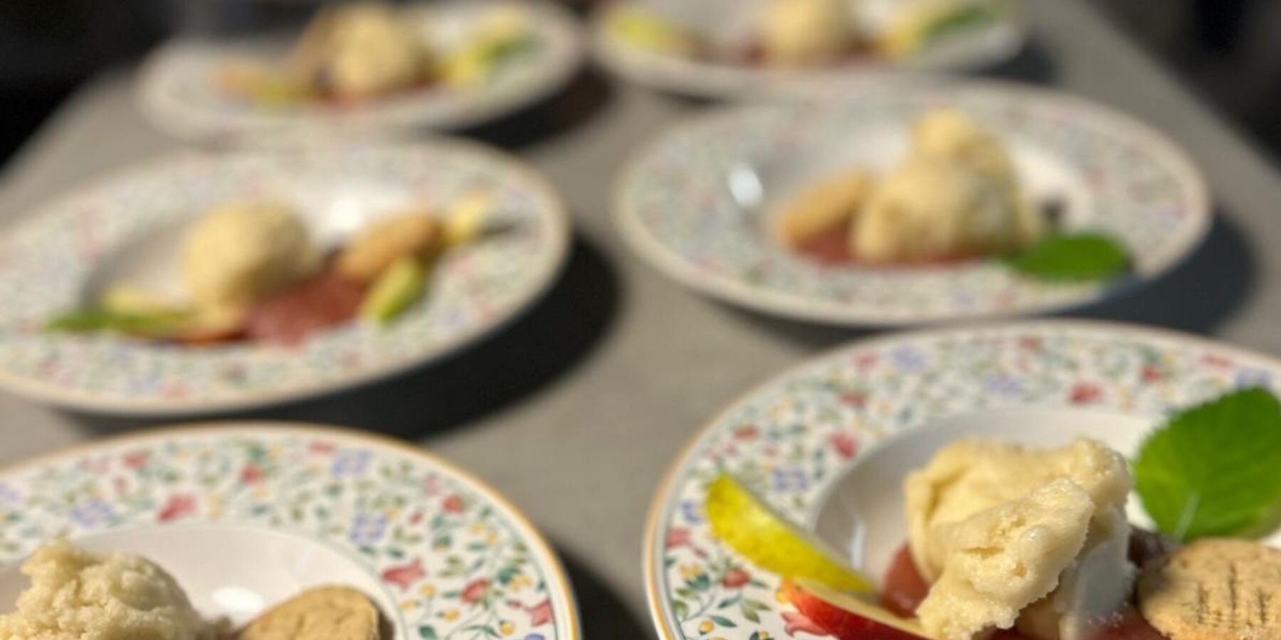 Zoom sur la préparation d'un dessert de fin d'été à la Maison du Chevalier des Huttes à Vic sur Cère (Auvergne Rhone Alpes, Cantal, France)