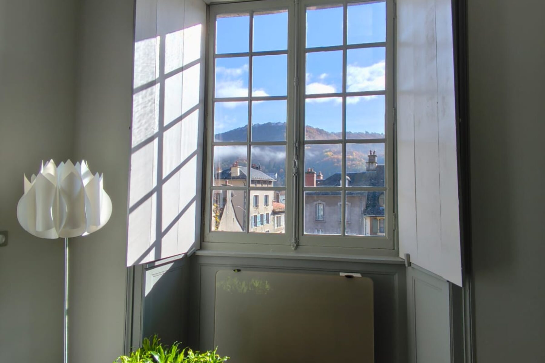 Vue depuis la Chambre à l'Echauguette (Maison du Chevalier des Huttes à Vic sur Cère (Auvergne Rhone Alpes, Cantal, France))