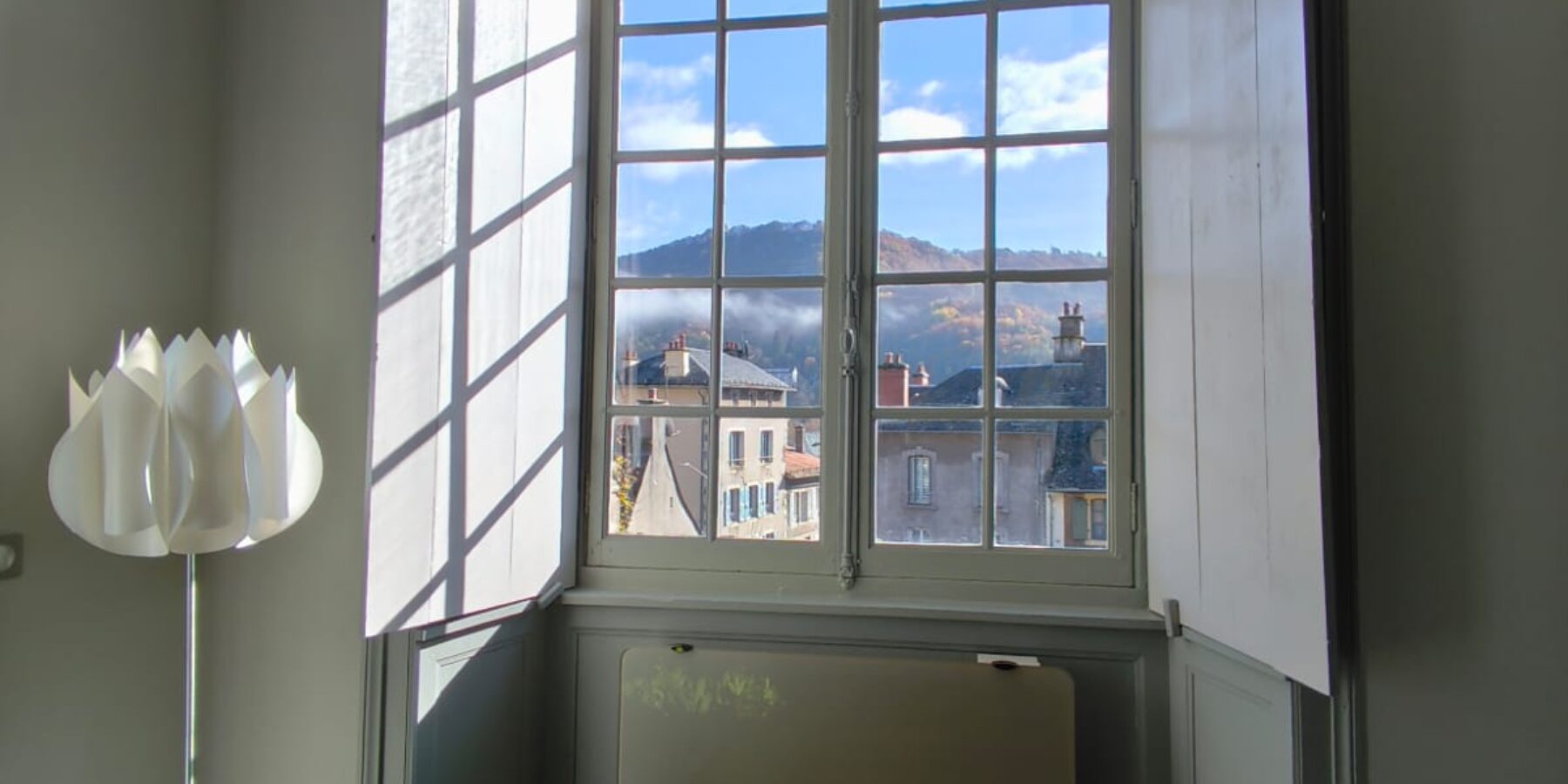 Vue depuis la Chambre à l'Echauguette (Maison du Chevalier des Huttes à Vic sur Cère (Auvergne Rhone Alpes, Cantal, France))
