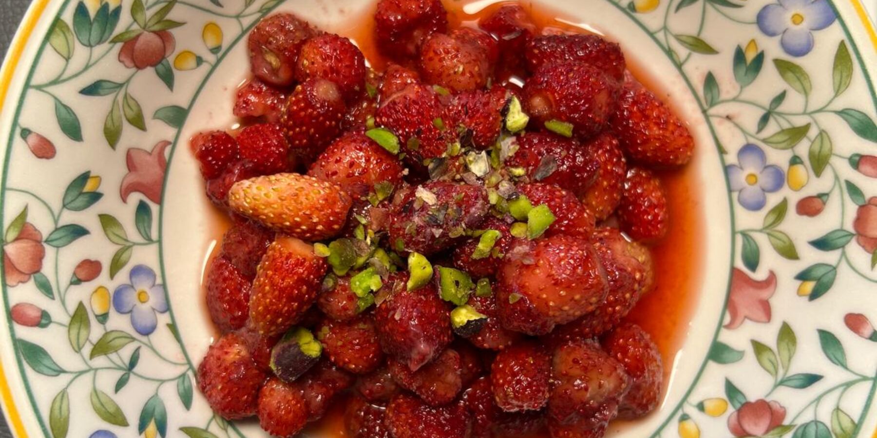 Fraises des bois préparées du jardin de la Maison du Chevalier des Huttes à Vic sur Cère (Auvergne Rhone Alpes, Cantal, France)