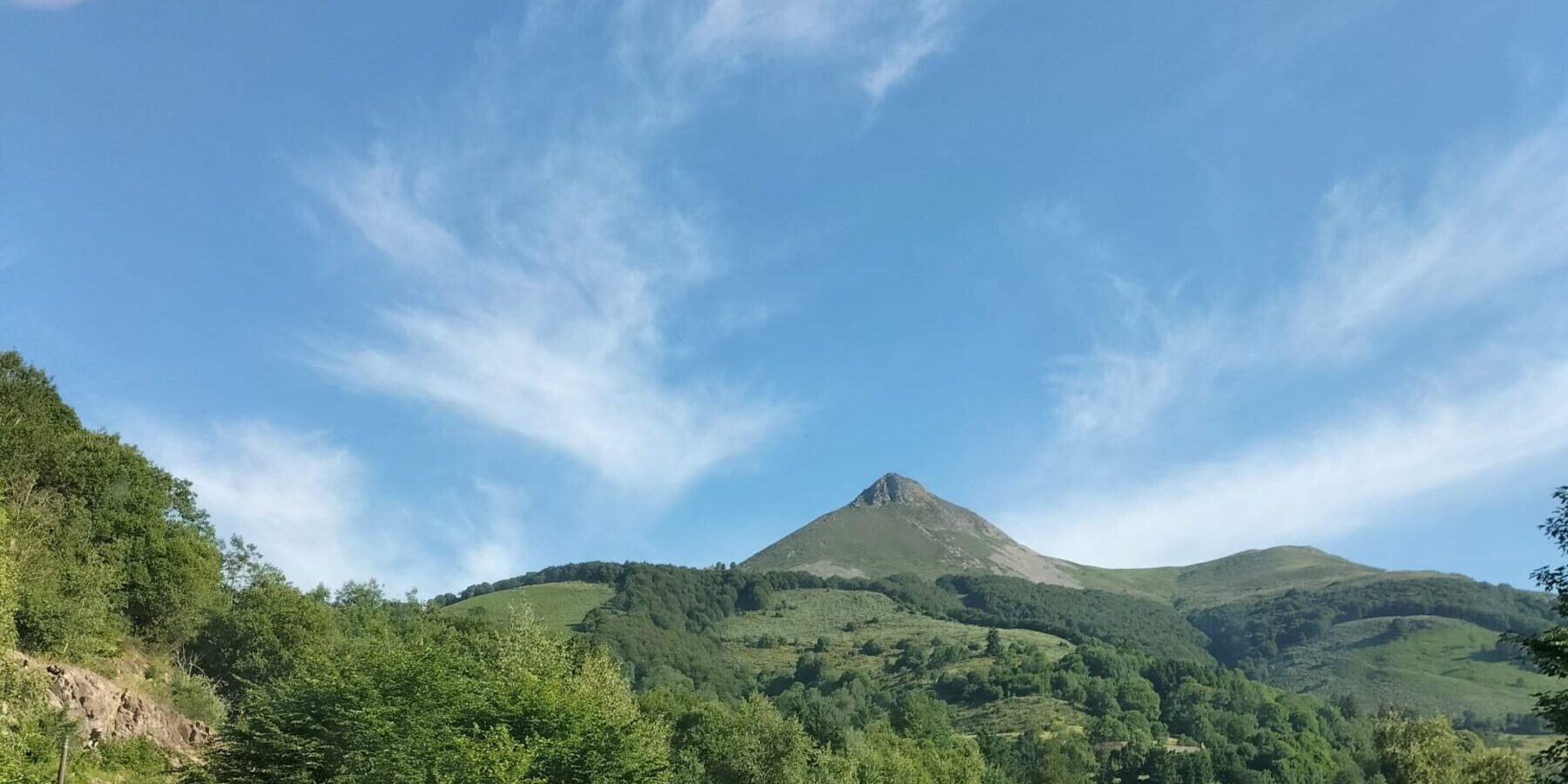 Vue du Griou en venant de la Maison du Chevalier des Huttes à Vic sur Cère (Auvergne Rhone Alpes, Cantal, France)