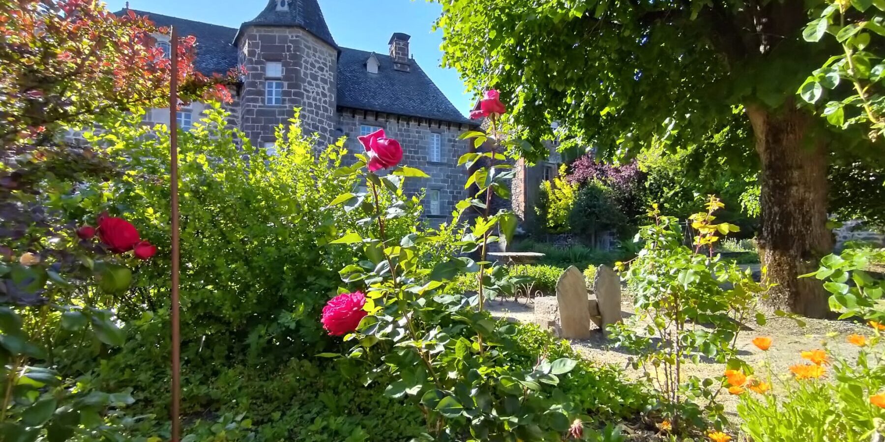 Fin d'été à la Maison du Chevalier des Huttes à Vic sur Cère (Auvergne Rhone Alpes, Cantal, France)