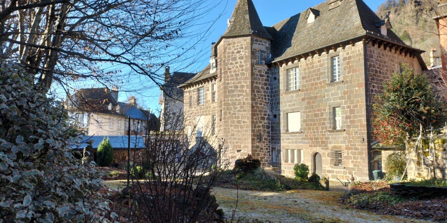 Premières gelées à la Maison du Chevalier des Huttes à Vic sur Cère (Auvergne Rhone Alpes, Cantal, France)