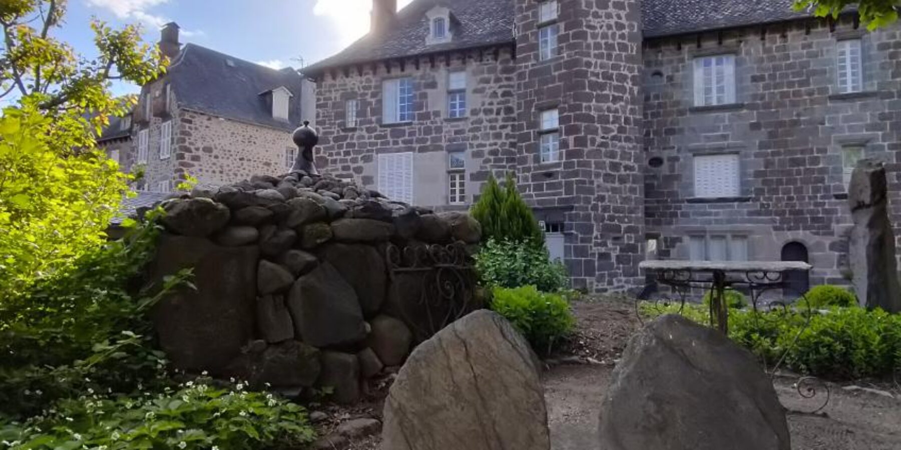 Le Lapin banc de la Maison du Chevalier des Huttes à Vic sur Cère (Auvergne Rhone Alpes, Cantal, France)