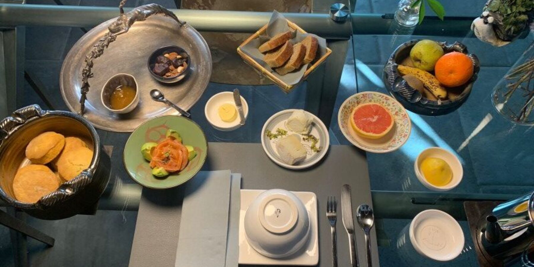 Petit déjeuner individuel à la Maison du Chevalier des Huttes à Vic sur Cère (Auvergne Rhone Alpes, Cantal, France)