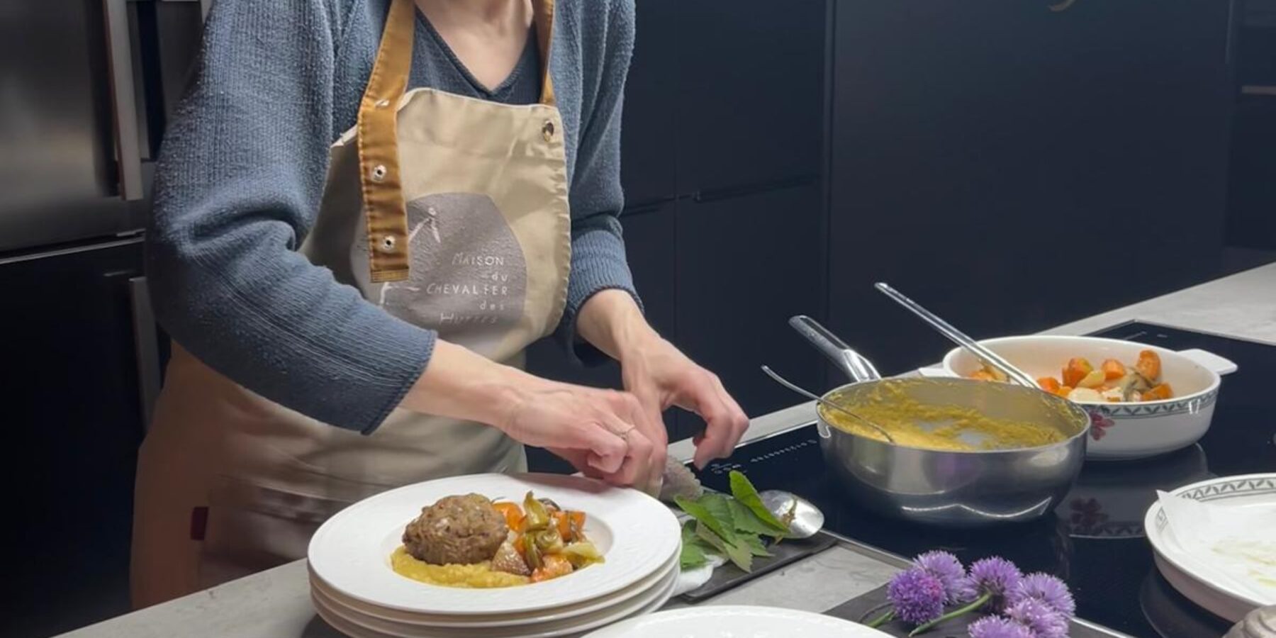 Service du dîner à la Maison du Chevalier des Huttes à Vic sur Cère (Auvergne Rhone Alpes, Cantal, France)