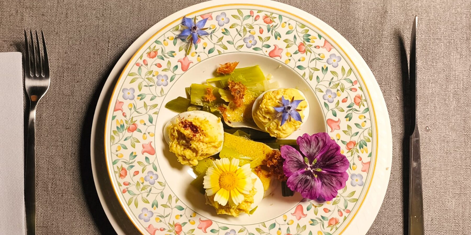 Poireaux vinaigrette et oeufs mimosa à la Maison du Chevalier des Huttes à Vic sur Cère (Auvergne Rhone Alpes, Cantal, France)