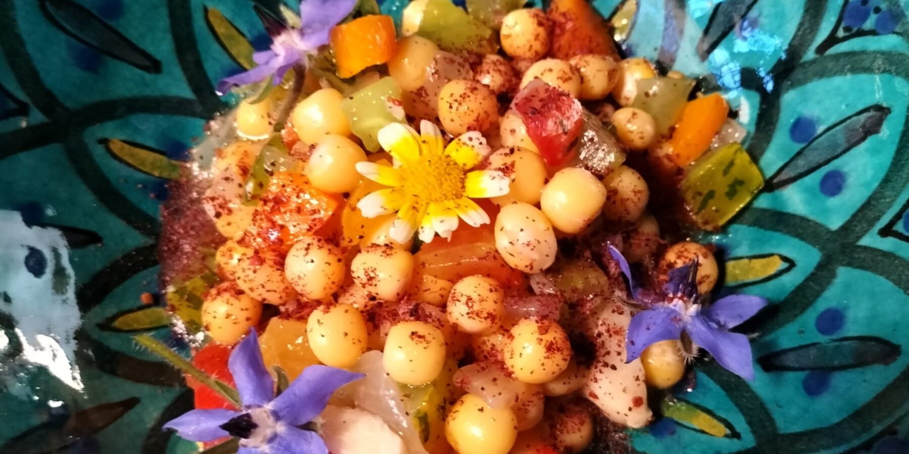 Salade de pois de la planèze à la Maison du Chevalier des Huttes à Vic sur Cère (Auvergne Rhone Alpes, Cantal, France)