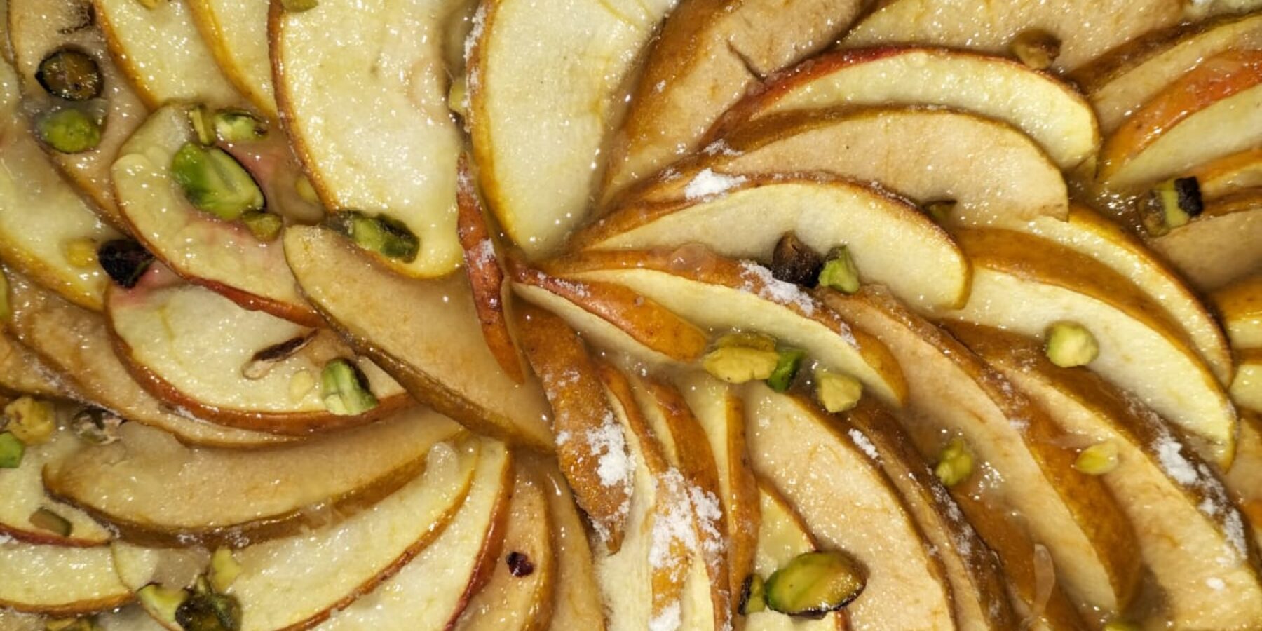Zoom sur tarte aux pommes de la Maison du Chevalier des Huttes à Vic sur Cère (Auvergne Rhone Alpes, Cantal, France)