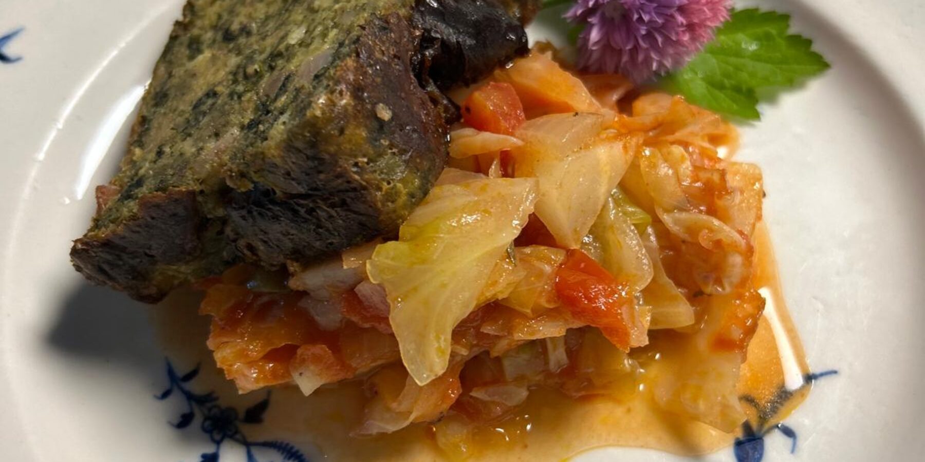 Pounti et chou cuisiné de la Maison du Chevalier des Huttes à Vic sur Cère (Auvergne Rhone Alpes, Cantal, France)