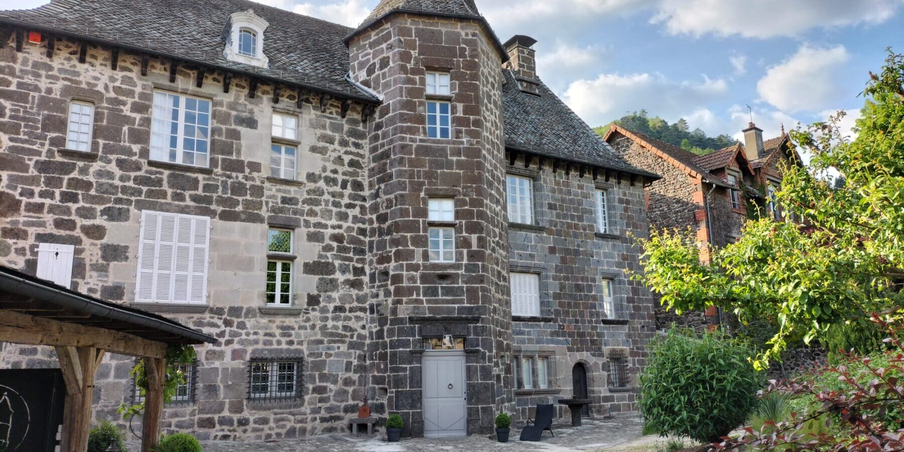 Printemps à la Maison du Chevalier des Huttes à Vic sur Cère (Auvergne Rhone Alpes, Cantal, France)