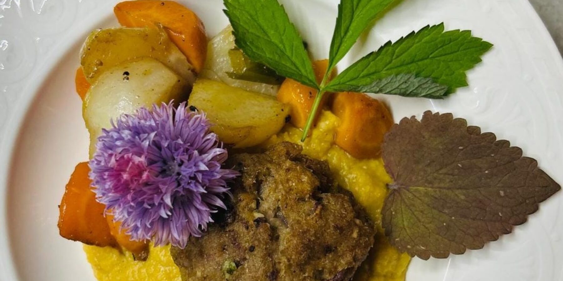 Viande de Salers préparée à la Maison du Chevalier des Huttes à Vic sur Cère (Auvergne Rhone Alpes, Cantal, France)