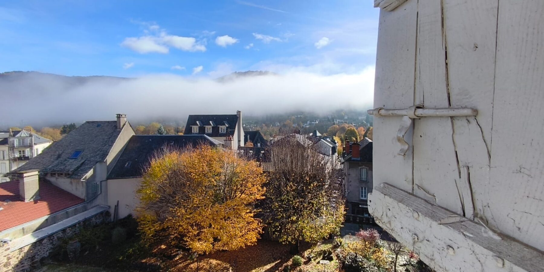 Vue depuis la chambre sous les toits (Maison du Chevalier des Huttes à Vic sur Cère (Auvergne Rhone Alpes, Cantal, France))