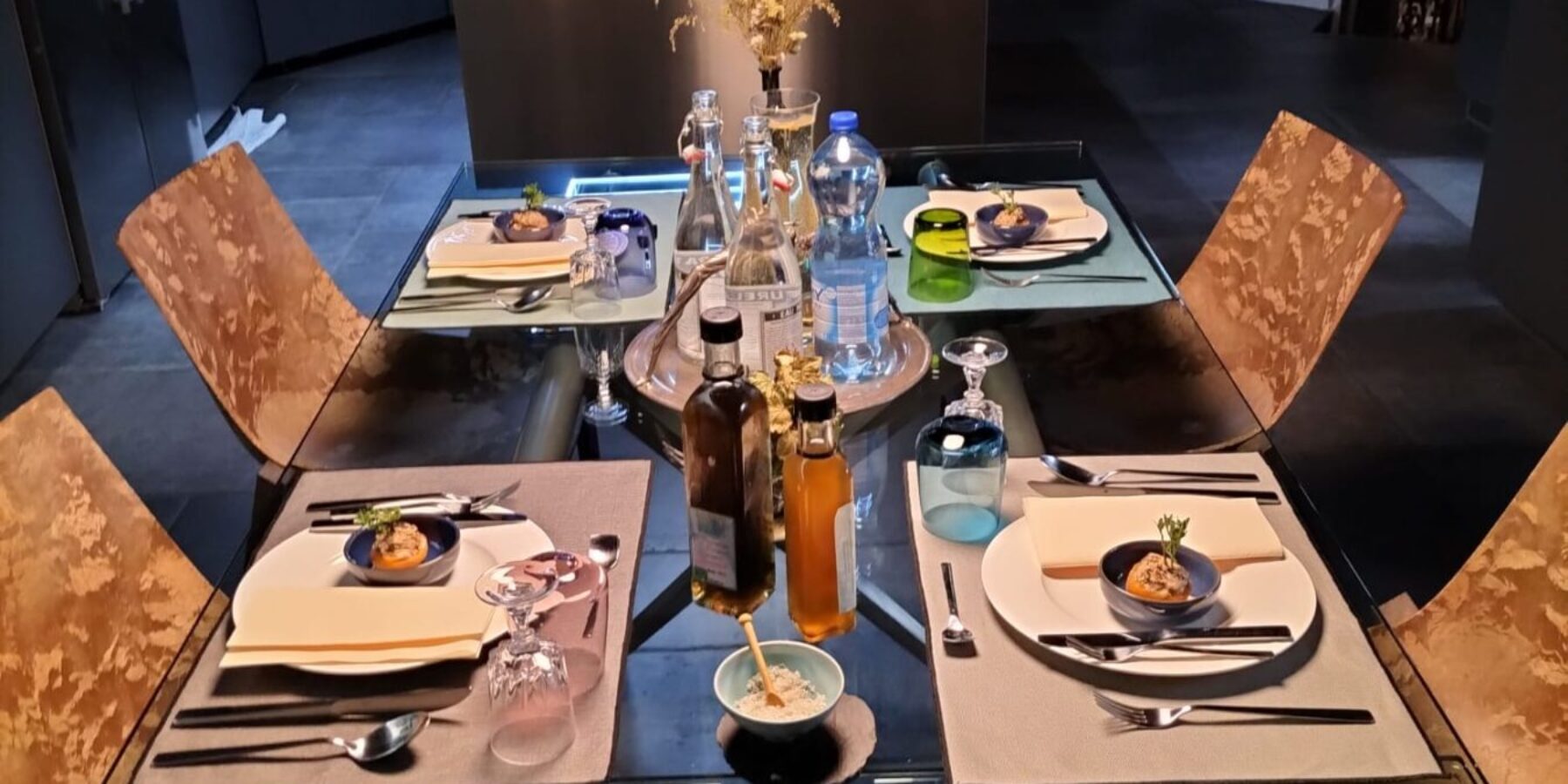 Dîner de fin d'été en vue à la Maison du Chevalier des Huttes à Vic sur Cère (Auvergne Rhone Alpes, Cantal, France)