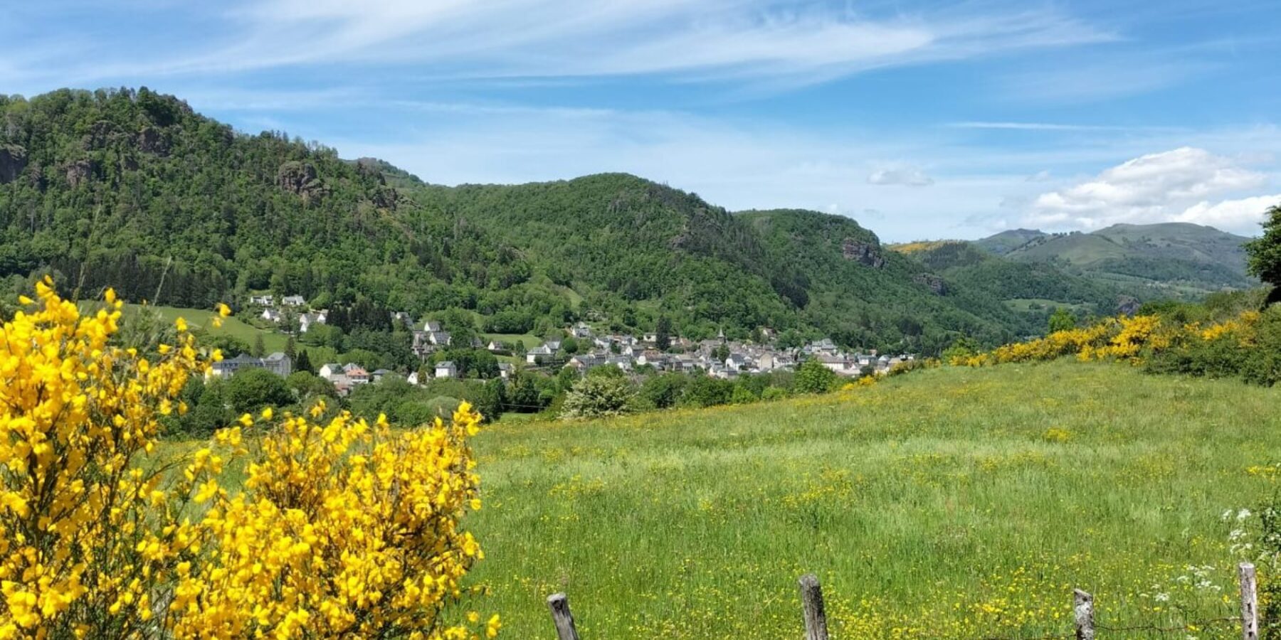 Balade autour de Vic sur Cère (Auvergne Rhone Alpes, Cantal, France) depuis la Maison du Chevalier des Huttes