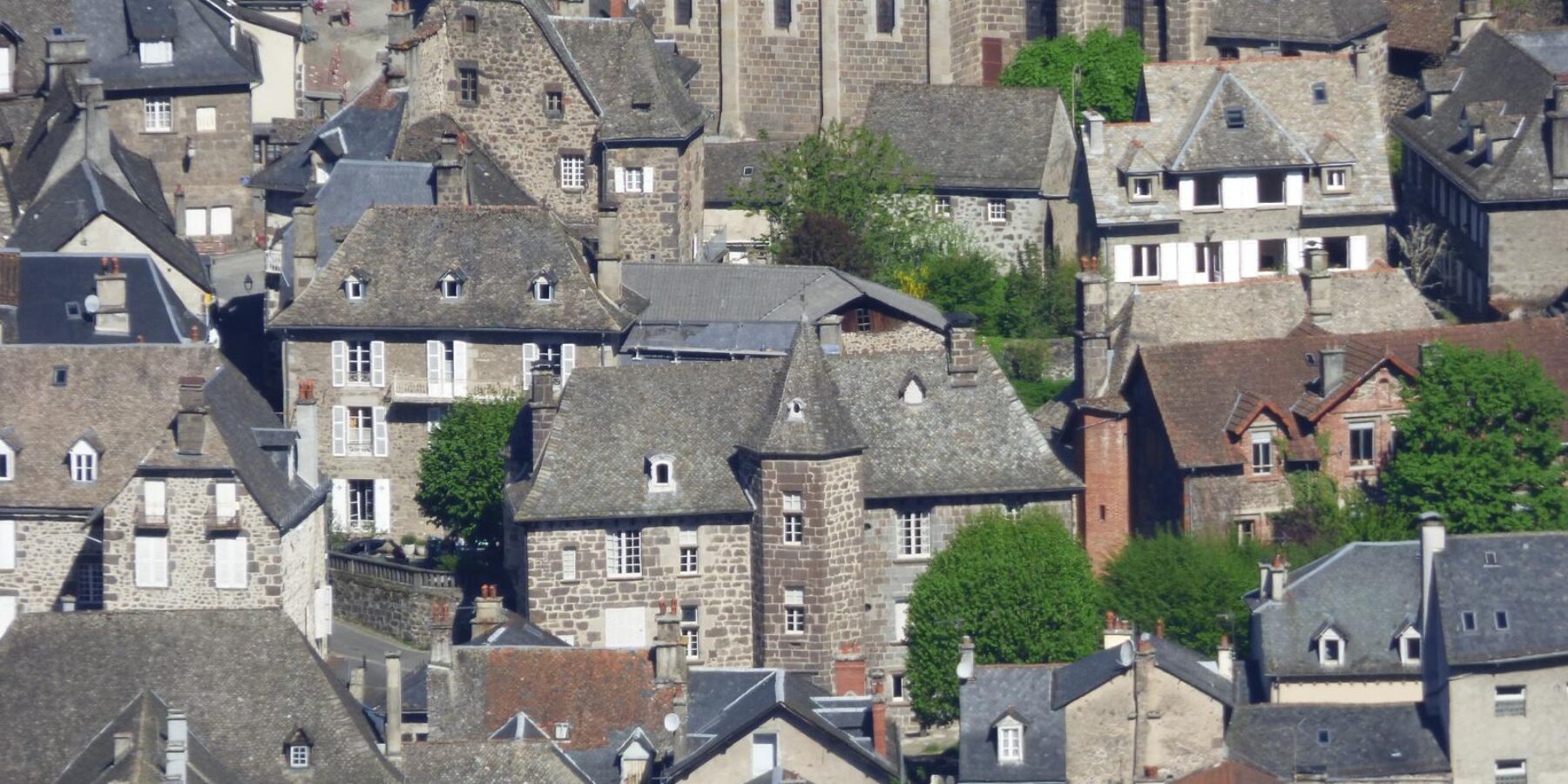 Vue aérienne de la Maison du Chevalier des Huttes à Vic sur Cère (Auvergne Rhone Alpes, Cantal, France)