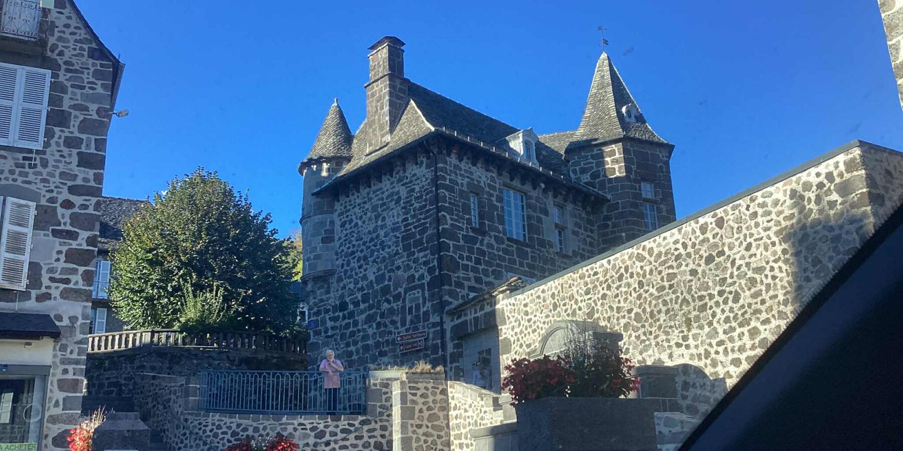 La Maison du Chevalier des Huttes vue de la place de la Fontaine à Vic sur Cère (Auvergne Rhone Alpes, Cantal, France)